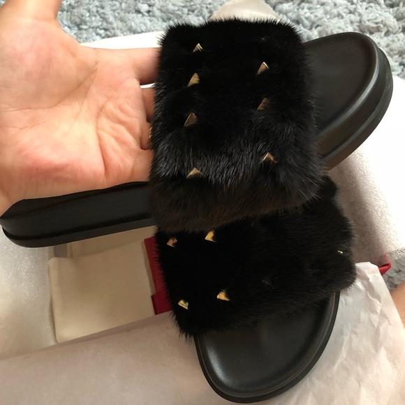 VALENTINO ROCKSTUD FLAT FUR SLIDE 🖤🖤🖤 - Picture 4 of 5